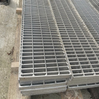 Outlet Rinnenrost / 140 x 1000 mm / TS 20x3 mm / MW 9x31...