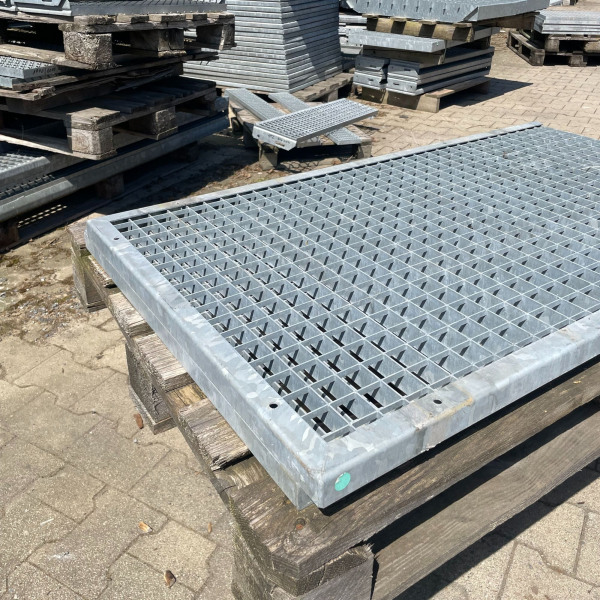 Outlet- P- Rost  inkl. Winkelrahmen 650 x 2260 mm/ verzinkt